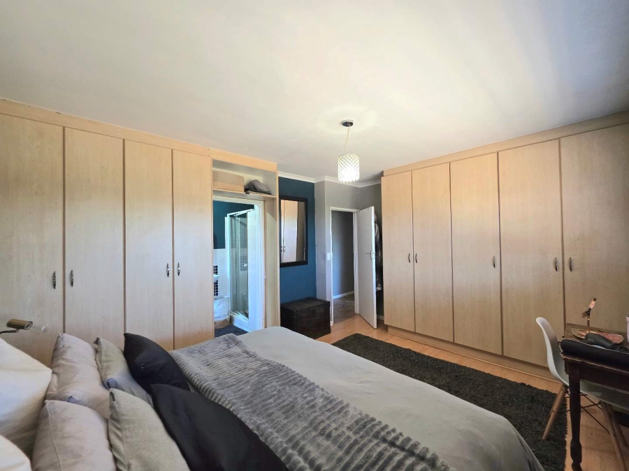 5 Bedroom Property for Sale in Plattekloof Western Cape